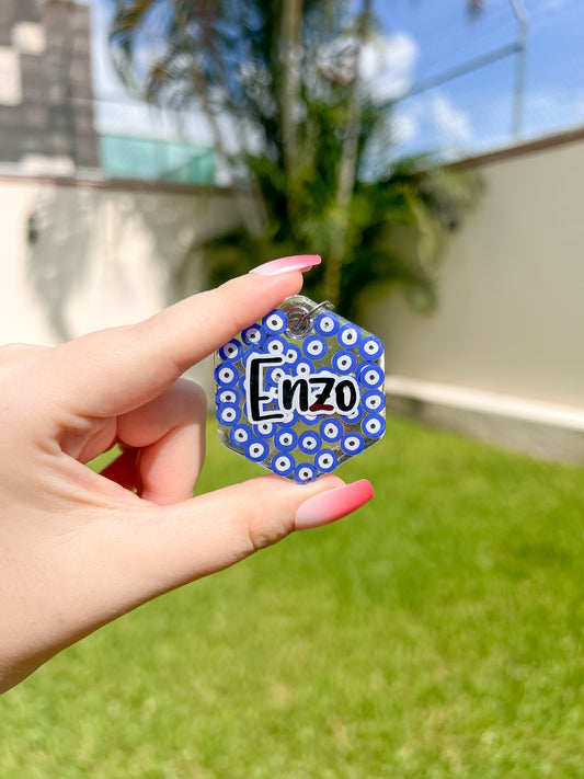 Placa redonda con diseño de ojo turco y nombre Enzo. Accesorio protector y personalizado.