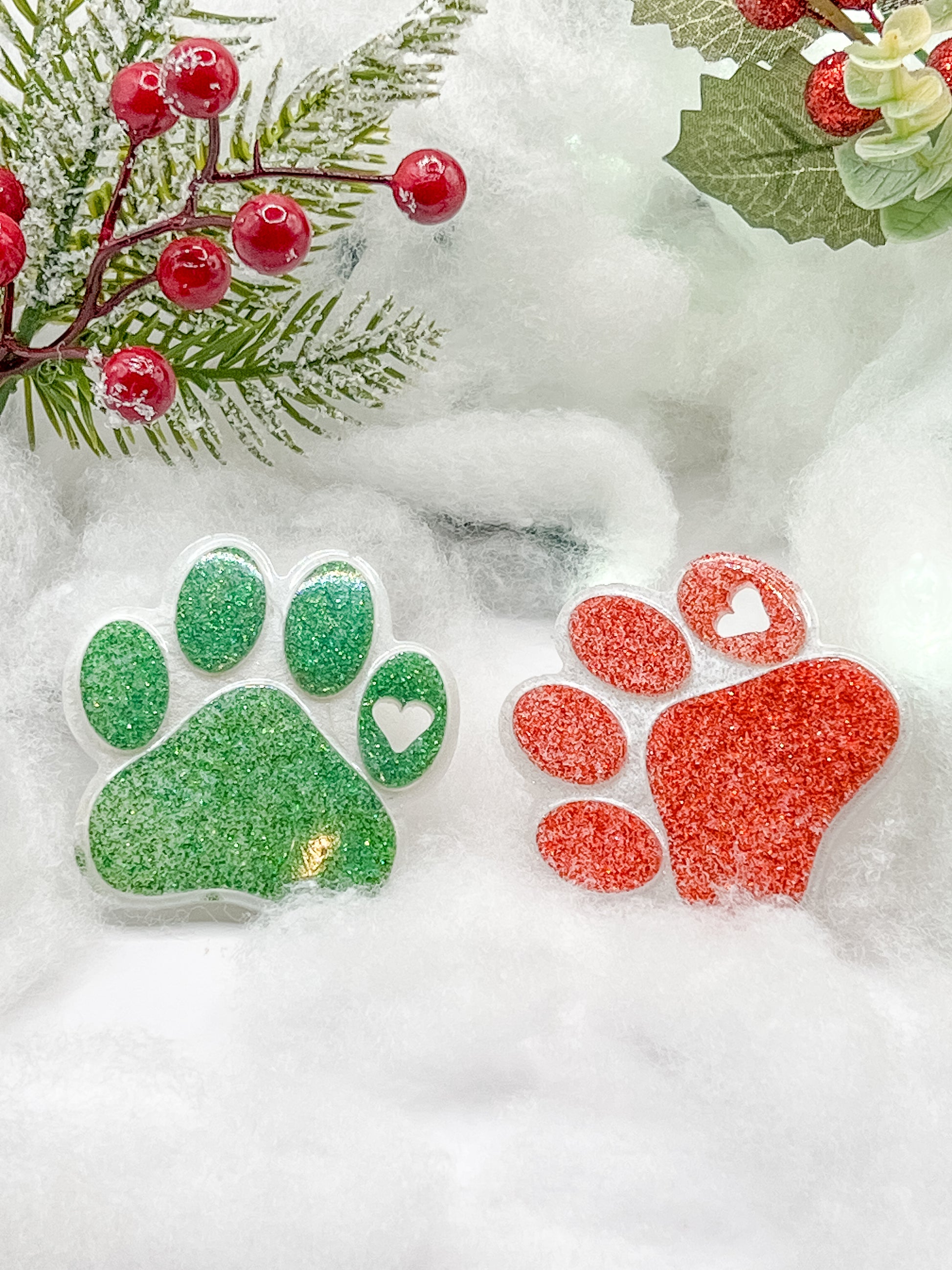 Placas en forma de huella con glitter rojo y verde. Estilo navideño para mascotas.