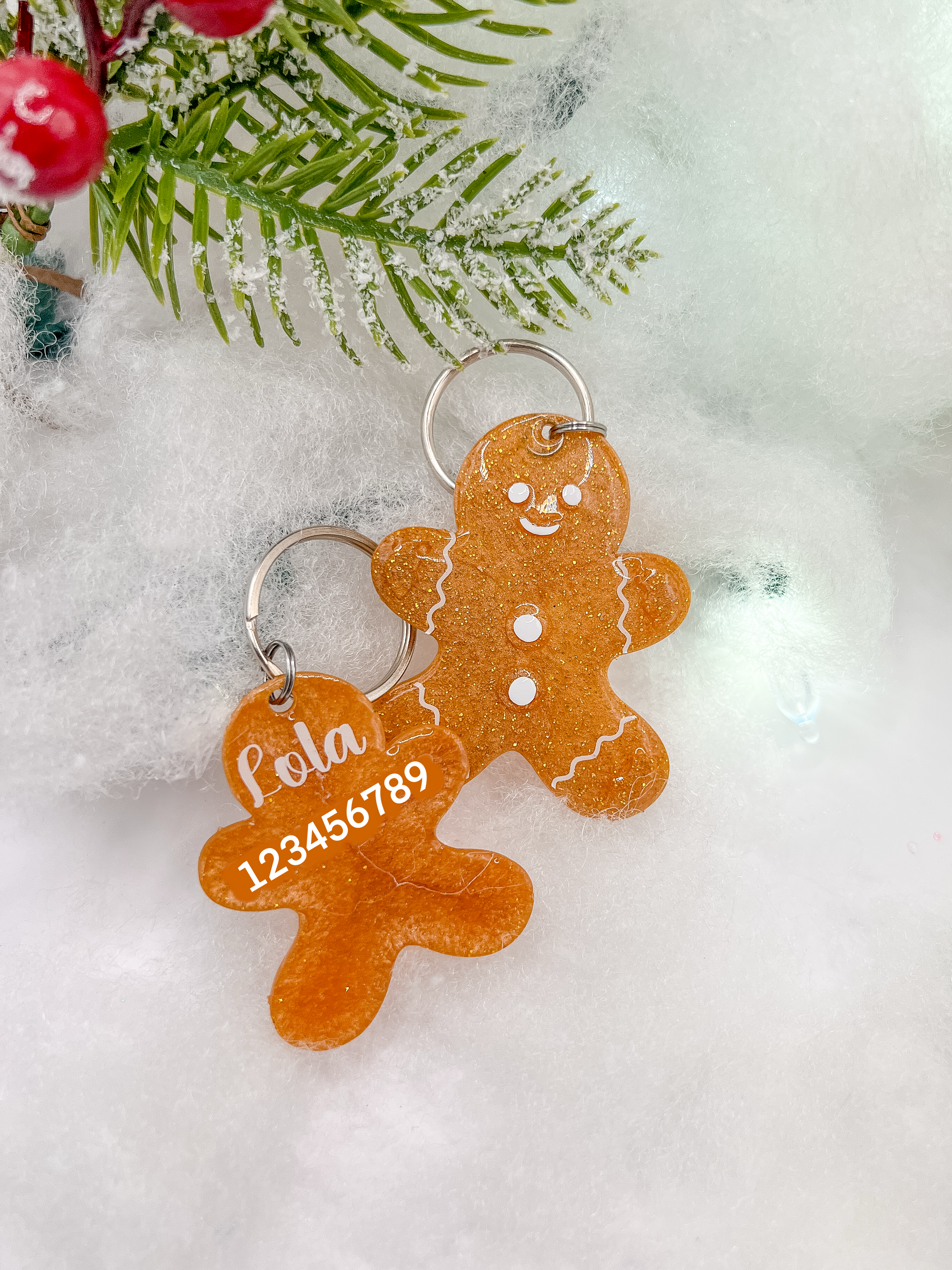 Placa en forma de galleta de jengibre con nombre y teléfono. Ideal para identificación festiva