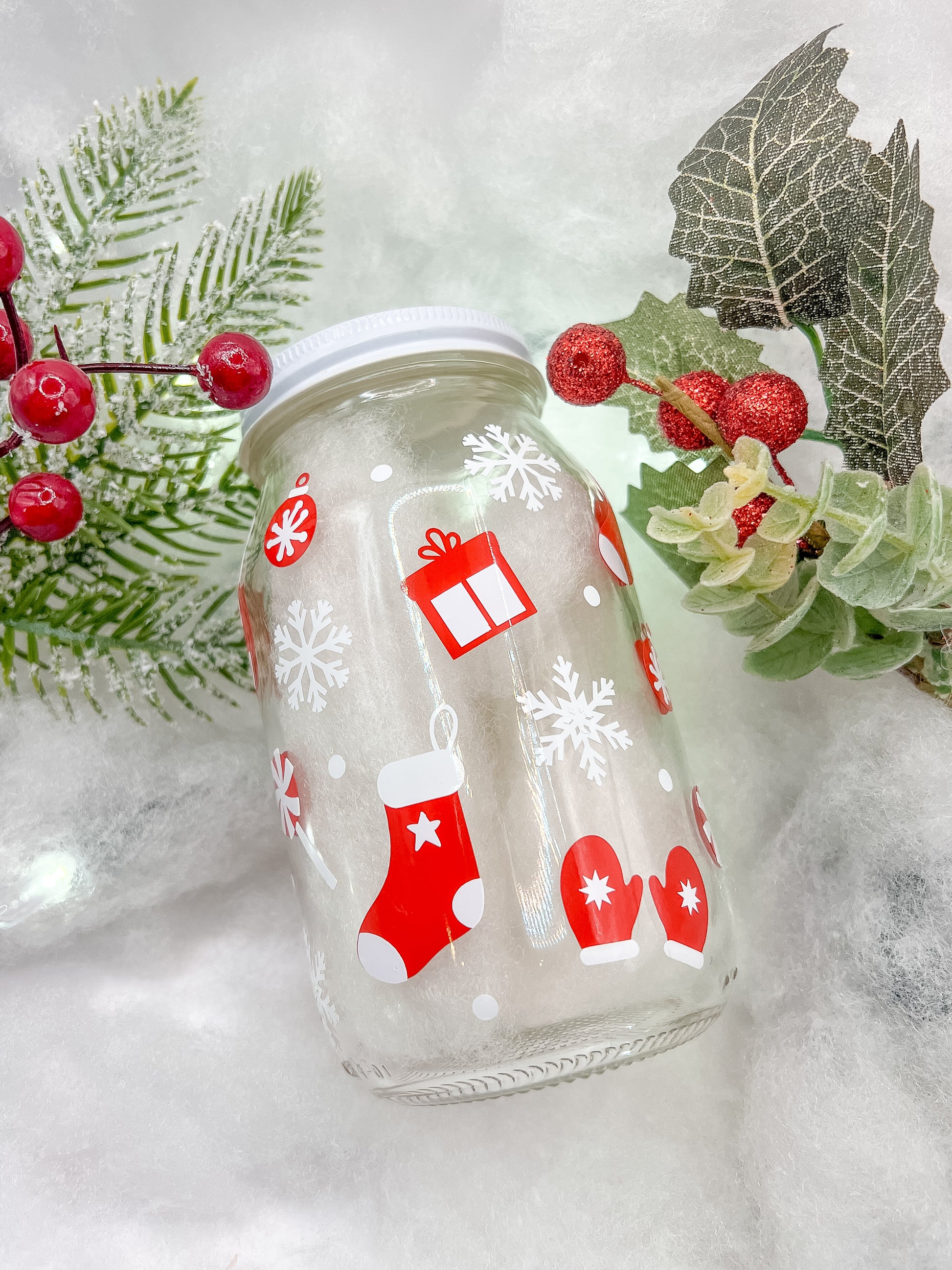Frasco con diseño navideño de regalo rojo, guantes rojos, botas navideñas rojas y copos de nieve blancas. Contenedor decorativo para premios de perro