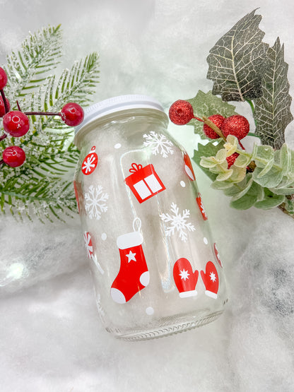 Frasco con diseño navideño de regalo rojo, guantes rojos, botas navideñas rojas y copos de nieve blancas. Contenedor decorativo para premios de perro