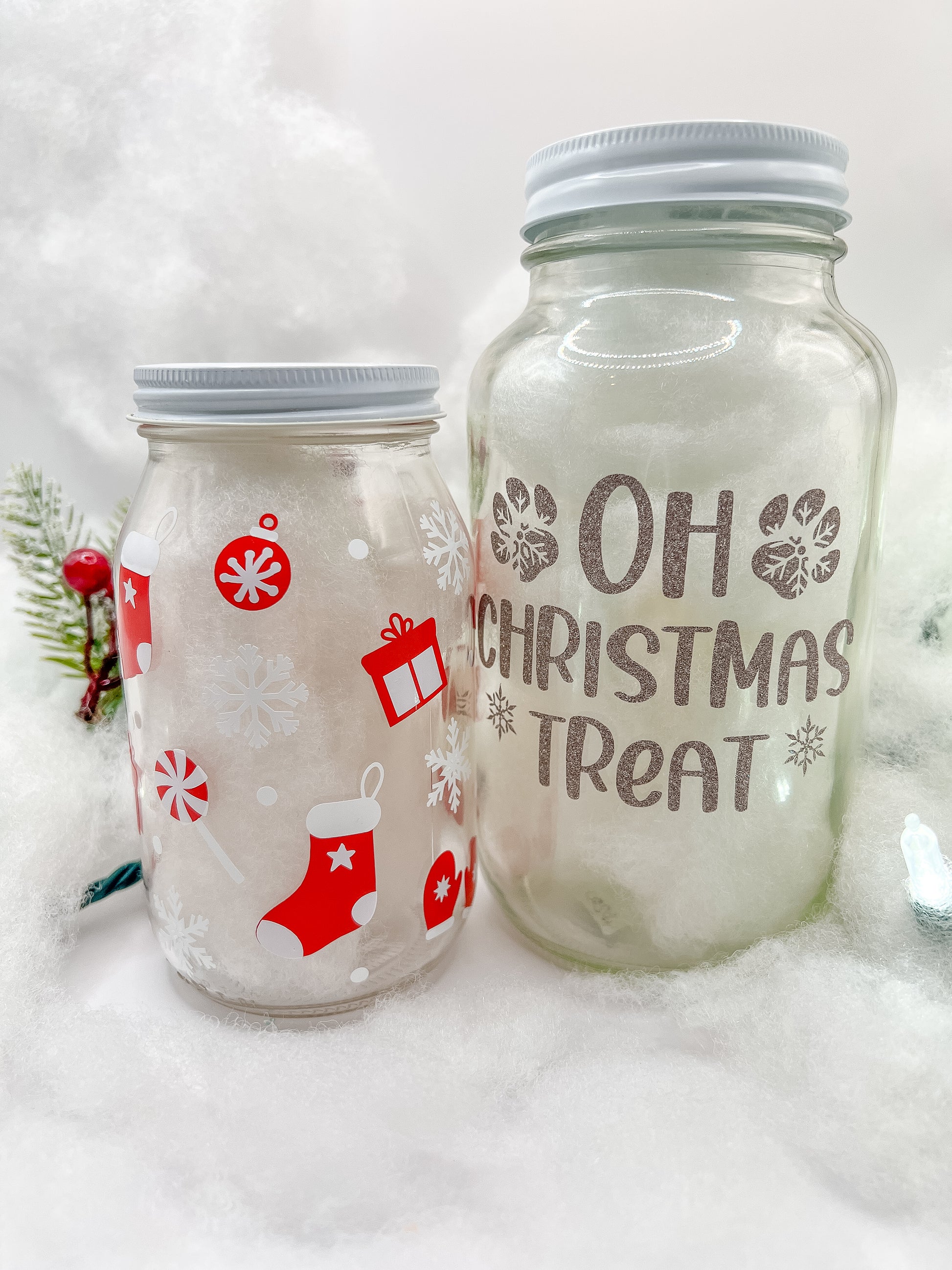 2 Frascos de vidrio con diseño navideño. Accesorio ideal para la temporada navideña.